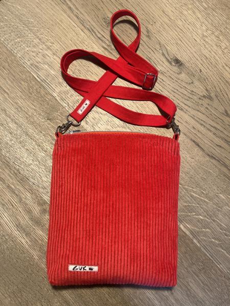 Rückseite aus rotem Cordstoff